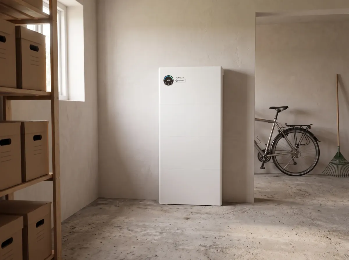 Tureon thuisbatterij op de vloer in een bijschuur, klaar voor energieopslag