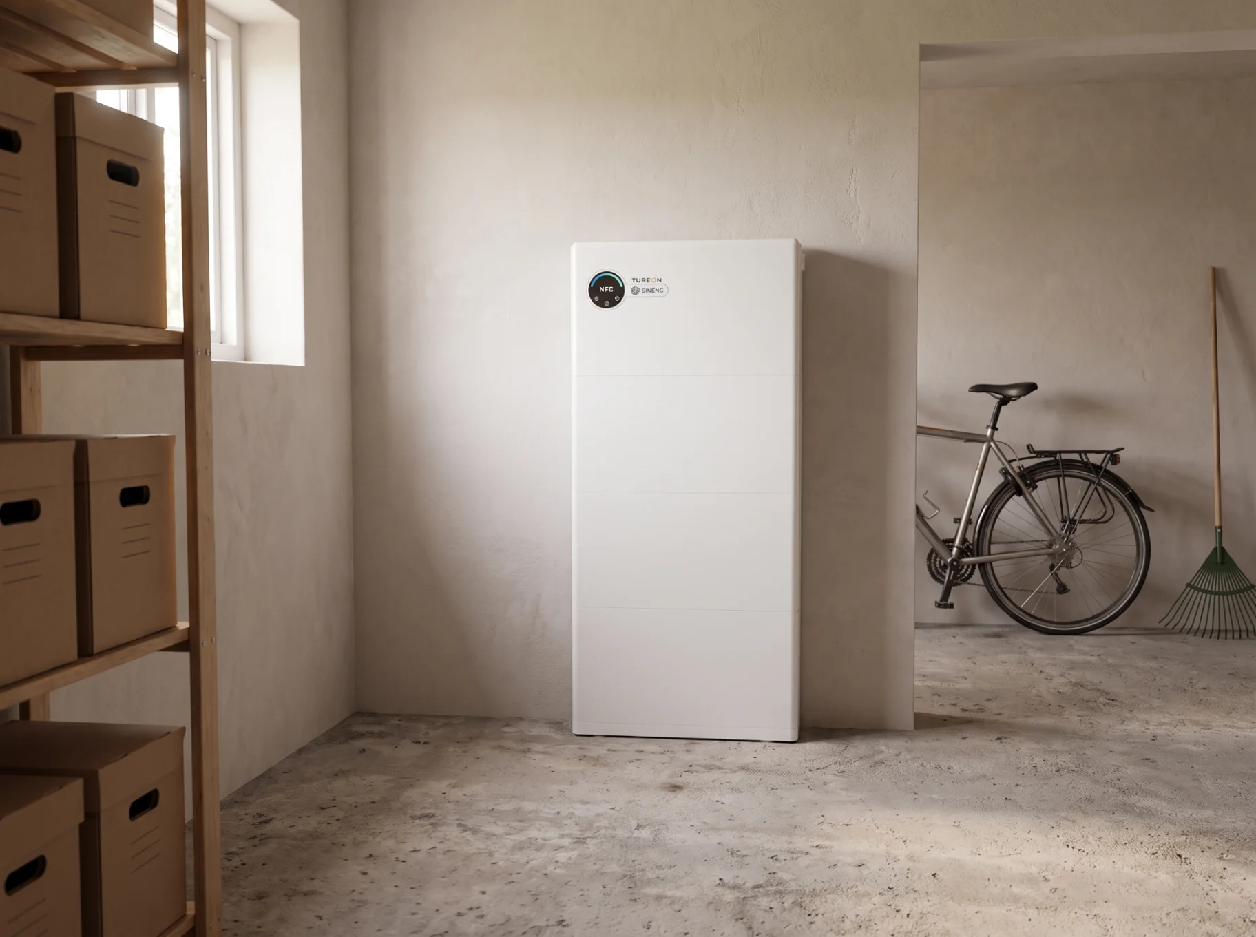 Tureon thuisbatterij op de vloer in een bijschuur, klaar voor energieopslag